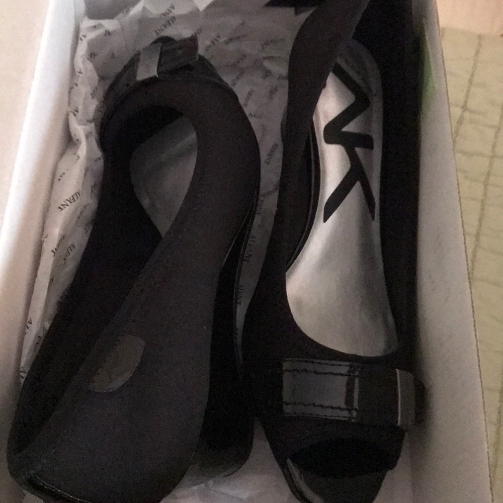 Ann Klein Sport open toe black shoes